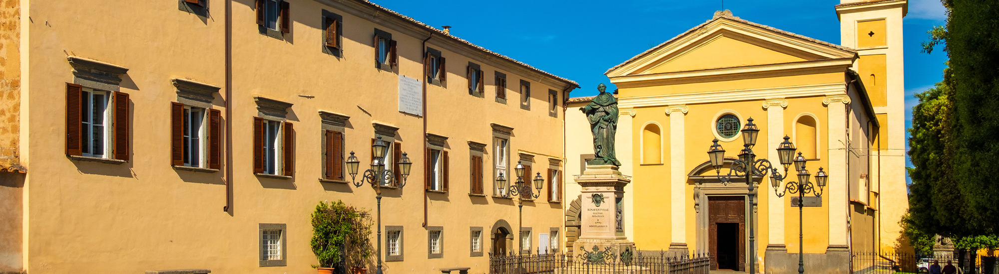 foto della chiesa dell'annunciazione e della statua di sant'Agostino a Bagnoregio