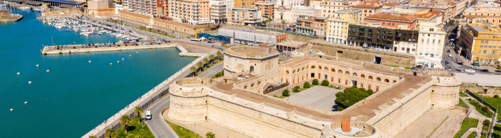 foto aerea di Civitavecchia in primo piano fortezza Michelangelo