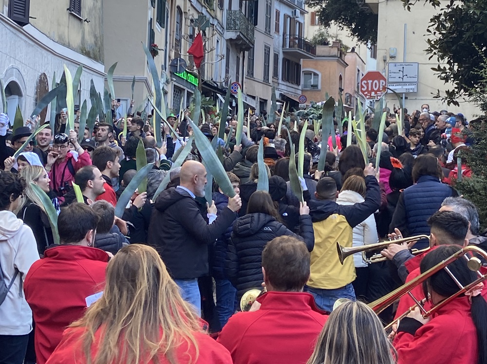 Tutti i partecipanti brandiscono la Radeca durante i festeggiamenti del Carnevale