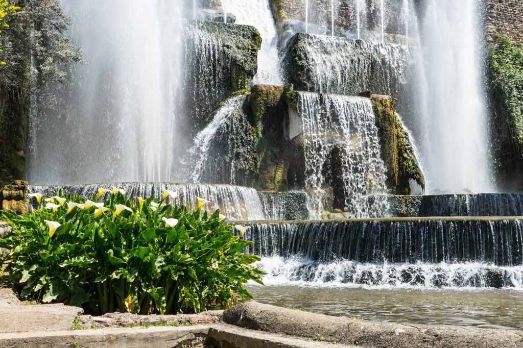 L'ingente quantità d'acqua che alimenta le fontane di Villa D'Este