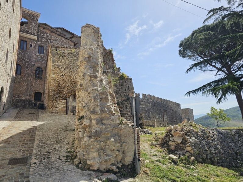 L'ingresso al Monastero delle Monache Clarisse Eremite a Fara in Sabina