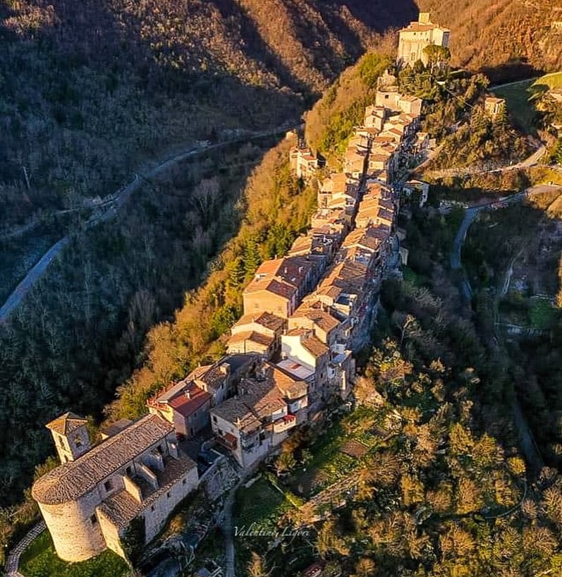 Montenero Sabino con alle due estremità la Chiesa e il Castello