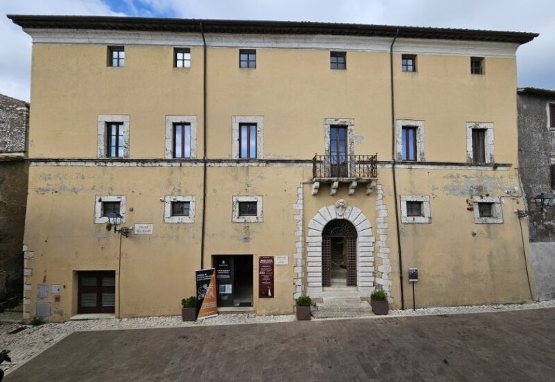 Il Palazzo Brancaleoni ospita all'interno il Museo Civico Archeologico di Fara in Sabina
