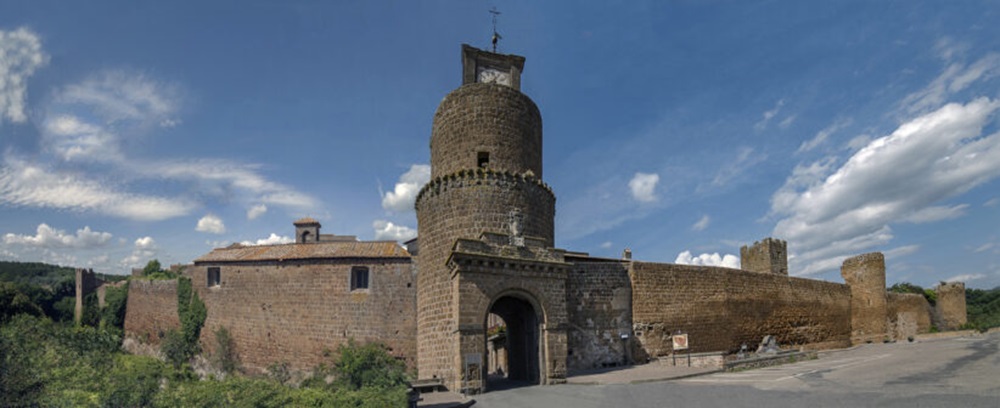 La bellissima Porta Romana da cui si fa ingresso a Barbarano Romano