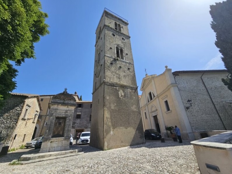 La Piazza del Duomo con la Cisterna, la torre campanaria e la Chiesa di Sant'Antonino martire