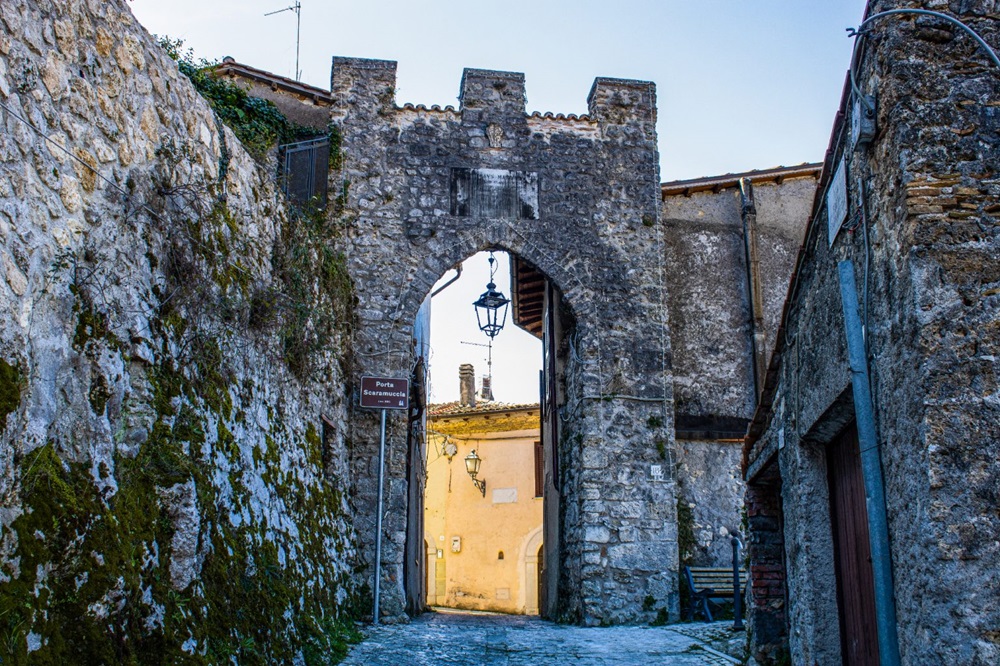 Porta Scaramuccia a Roviano