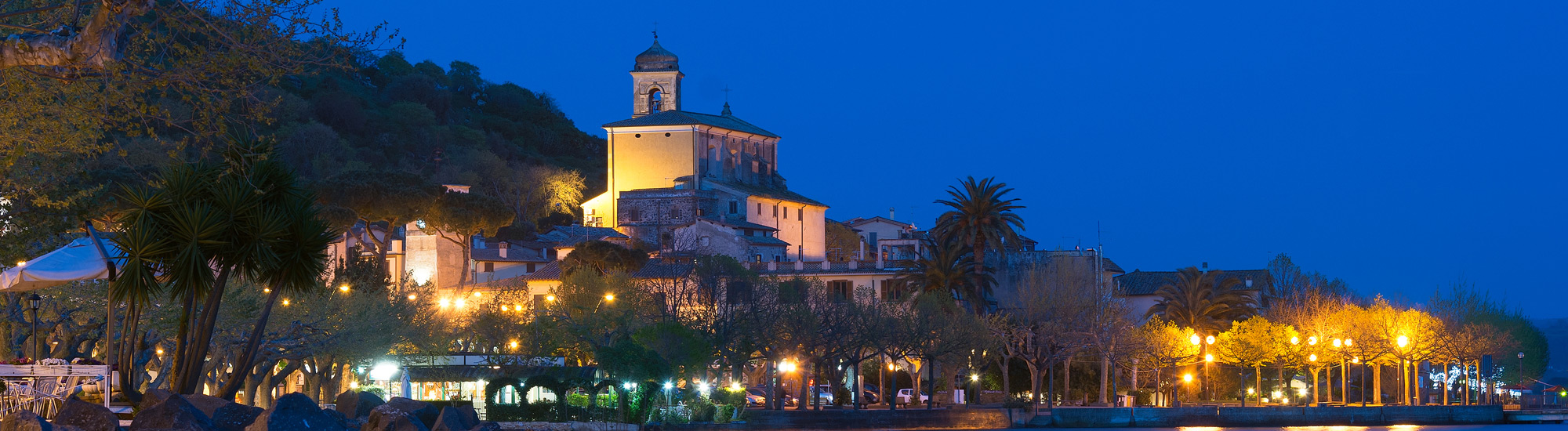 panorama notturno di Trevignano Romano