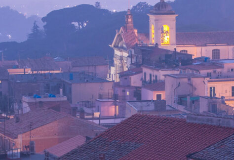 Albano Laziale, Duomo di San Pancrazio al tramonto - Foto di neiezhmakov da Adobe Stock