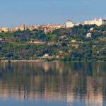 Panoramica di Castel Gandolfo dal lago - Foto di EyeMFlatBoard da Adobe Stock