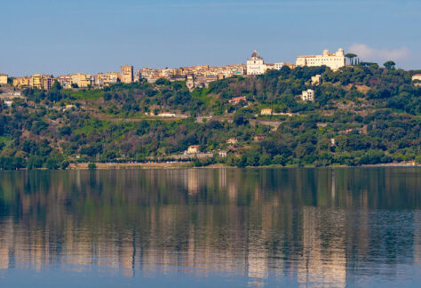 Panoramica di Castel Gandolfo dal lago - Foto di EyeMFlatBoard da Adobe Stock