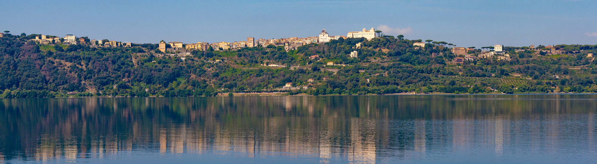 Panoramica di Castel Gandolfo dal lago - Foto di EyeMFlatBoard da Adobe Stock