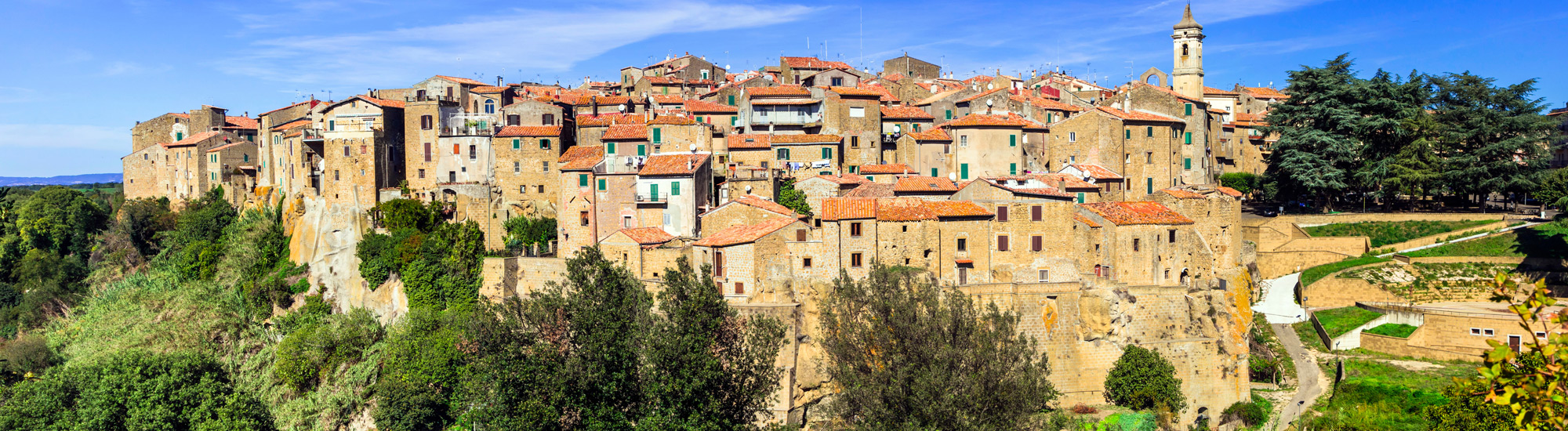 Panoramica di Farnese - Foto di Freesurf da Adobe Stock