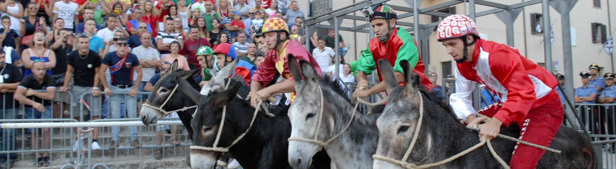 Asini e fantini nel momento della partenza del Palio