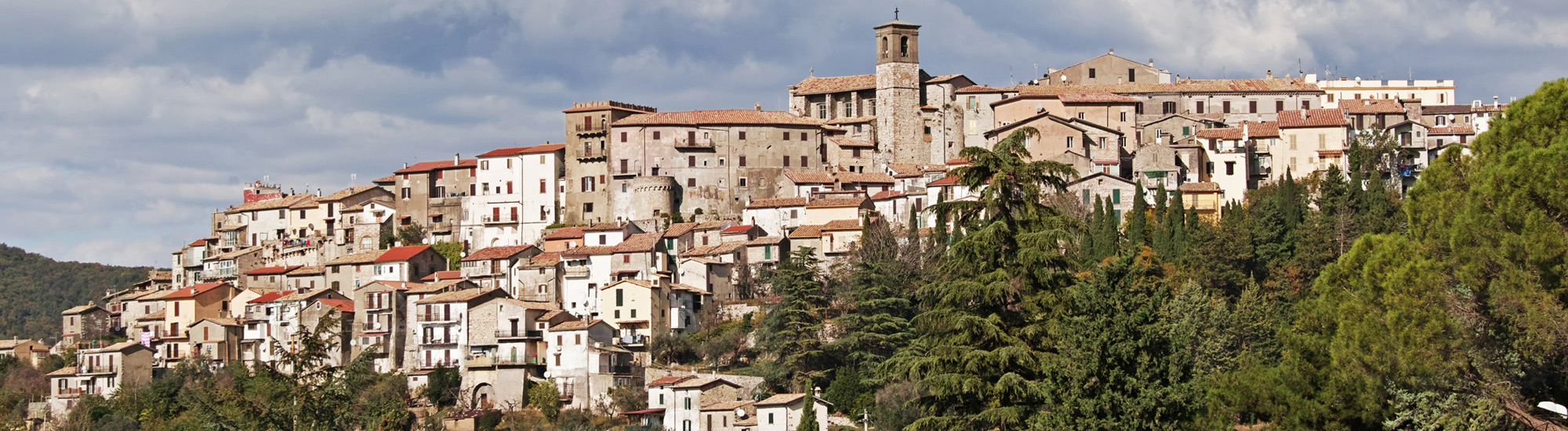 Panoramica di Scandriglia - Foto di flafabri da Adobe Stock