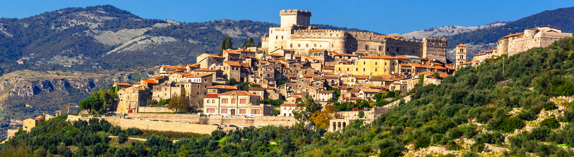 Panoramica di Sermoneta - Foto di Freesurf da Adobe Stock