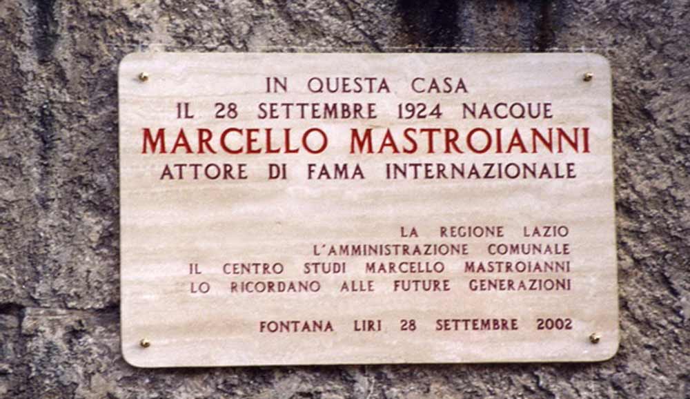 targa commemorativa sulla casa di Marcello Mastroianni a Fontana Liri