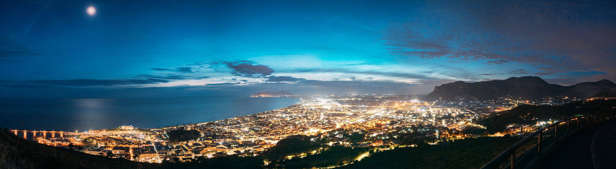 Panoramica notturna di Terracina - Foto di Grigory Bruev da Adobe Stock