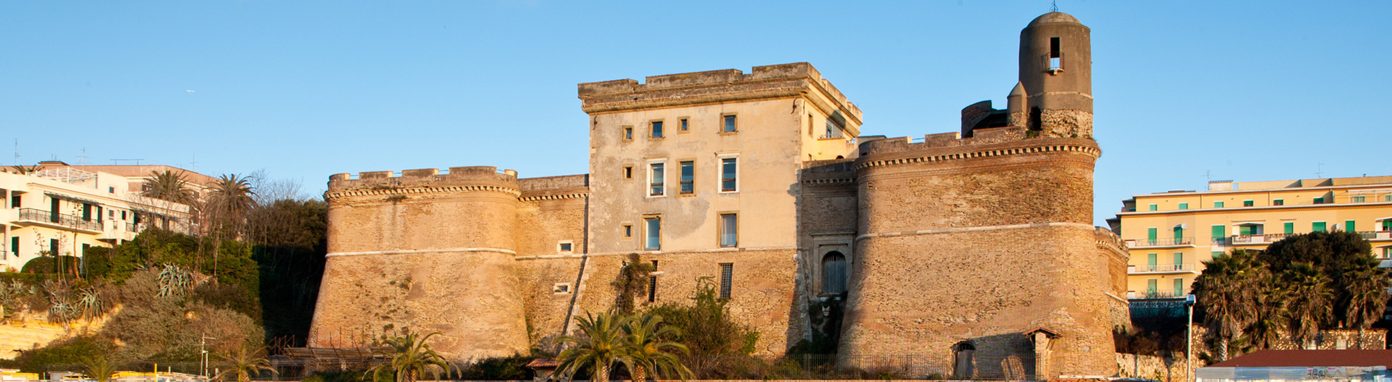 Nettuno Forte Sangallo, sede del museo, visto dal mare - Foto di mdlart da Adobe Stock