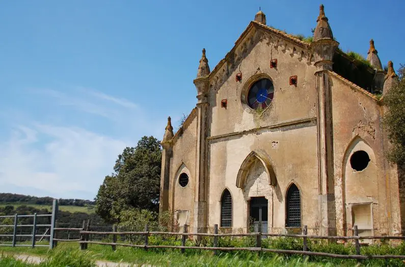 La Chiesa nell'antico borgo della Farnesiana