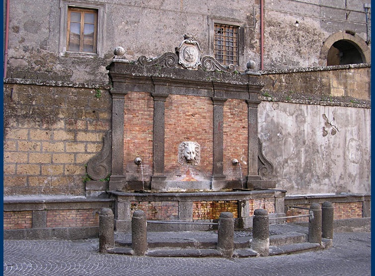 Fontana cinquecentesca in Piazza del Comune a Carbognano