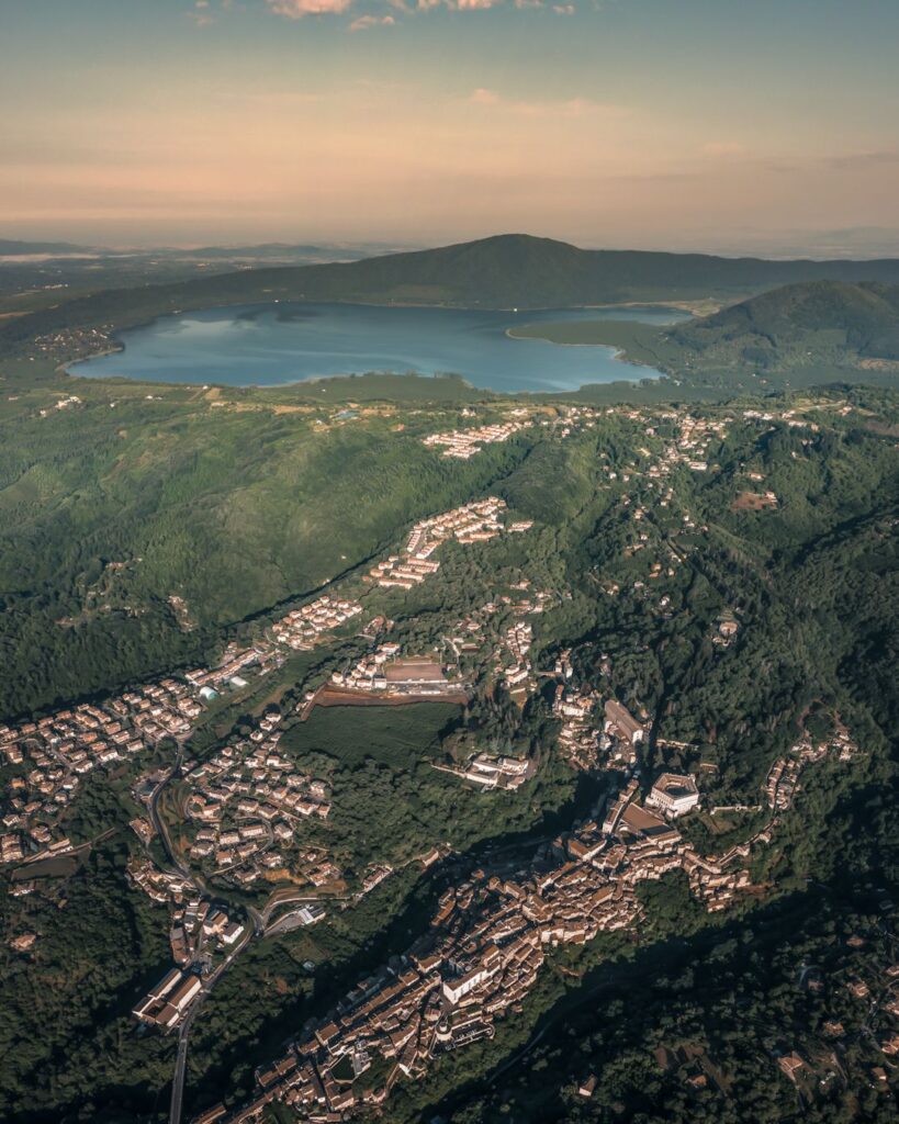 Caprarola: Veduta dall'alto di Caprarola e del Lago di Vico