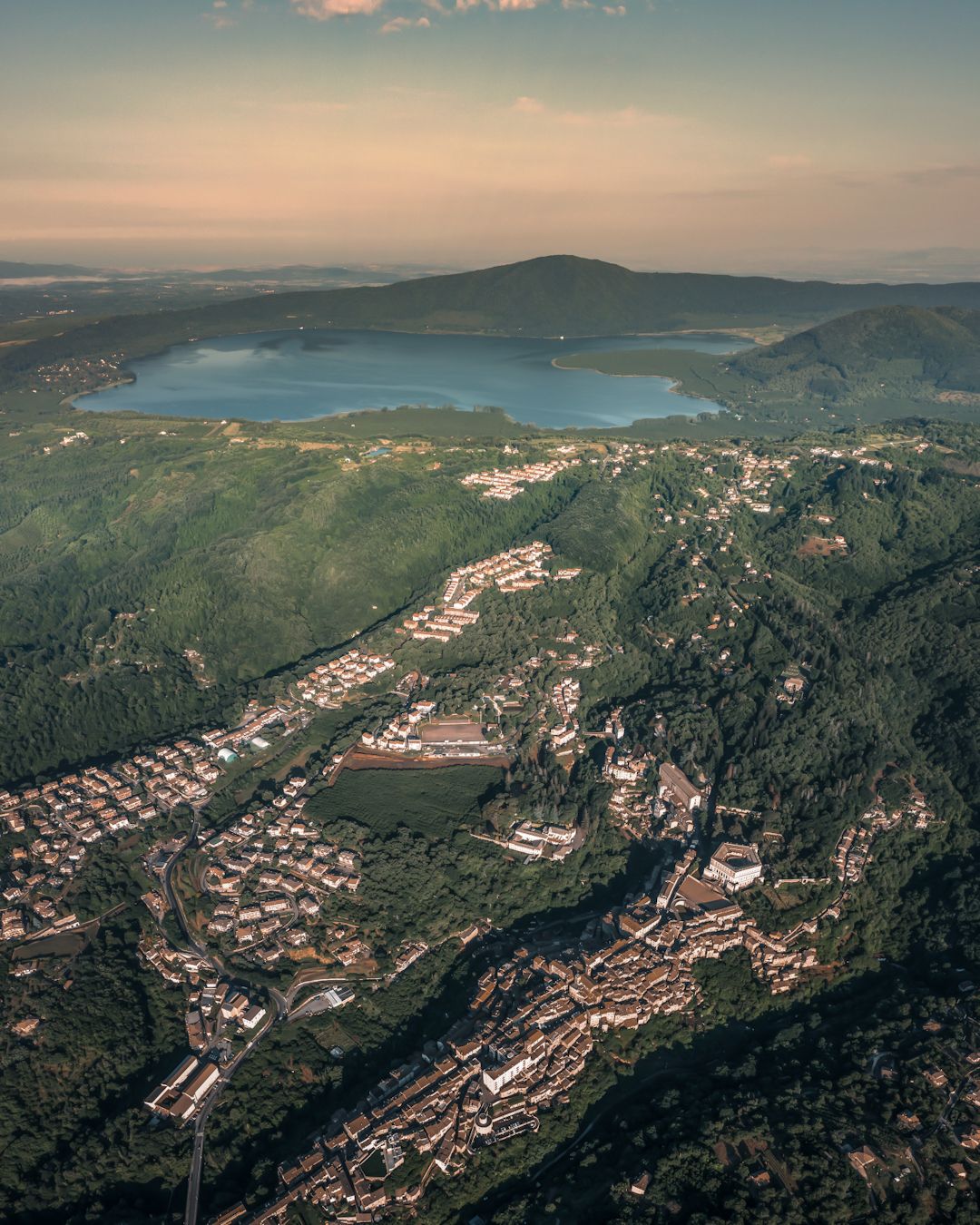 Caprarola: Veduta dall'alto di Caprarola e del Lago di Vico
