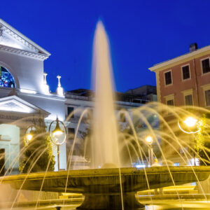 Anzio piazza in notturna - Foto di johnkruger1 da AdobeStock