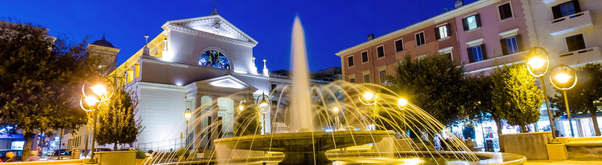 Anzio piazza in notturna - Foto di johnkruger1 da AdobeStock