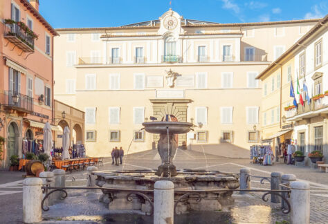 Palazzo Pontificio e fontana di Castel Gandolfo - Foto di ValerioMei da Adobe Stock