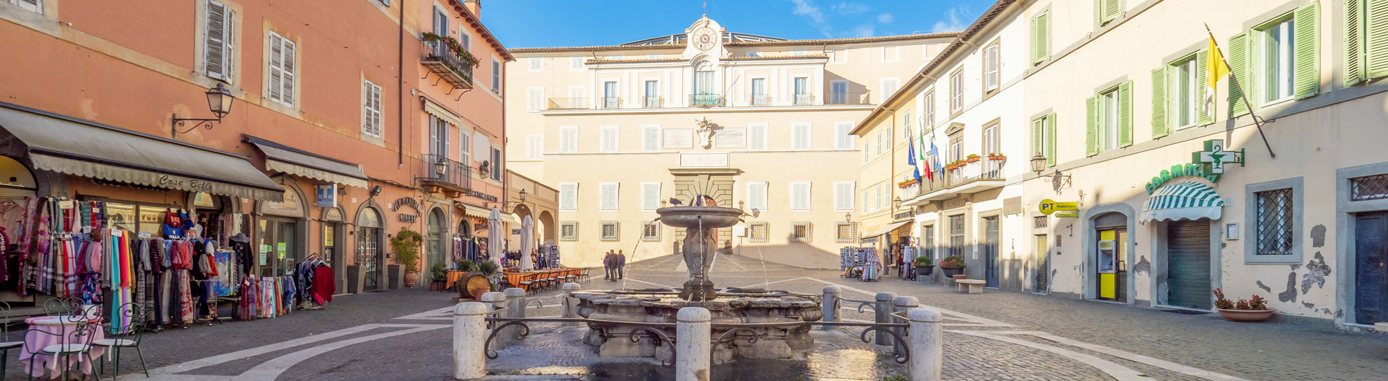 Palazzo Pontificio e fontana di Castel Gandolfo - Foto di ValerioMei da Adobe Stock