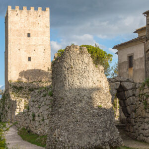 Scorcio di Acuto FR e con la sua torre - Foto di e55evu da Adobe Stock