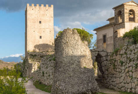 Scorcio di Acuto FR e con la sua torre - Foto di e55evu da Adobe Stock