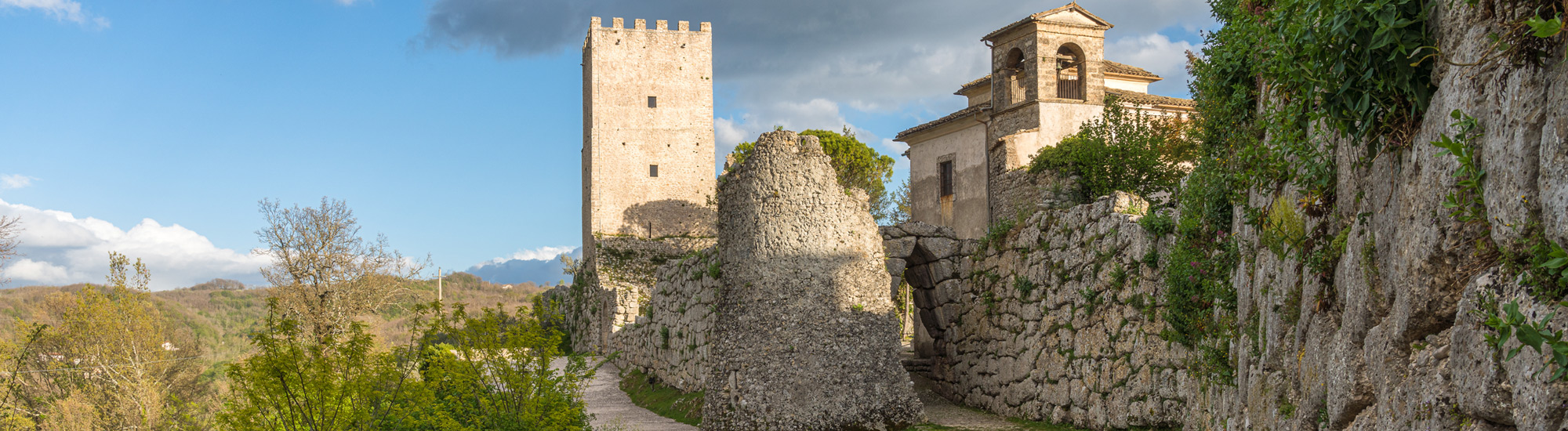 Scorcio di Acuto FR e con la sua torre - Foto di e55evu da Adobe Stock