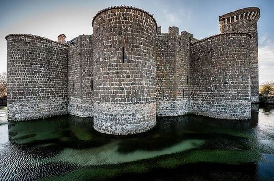 Il Castello di Badia protetto da un fossato