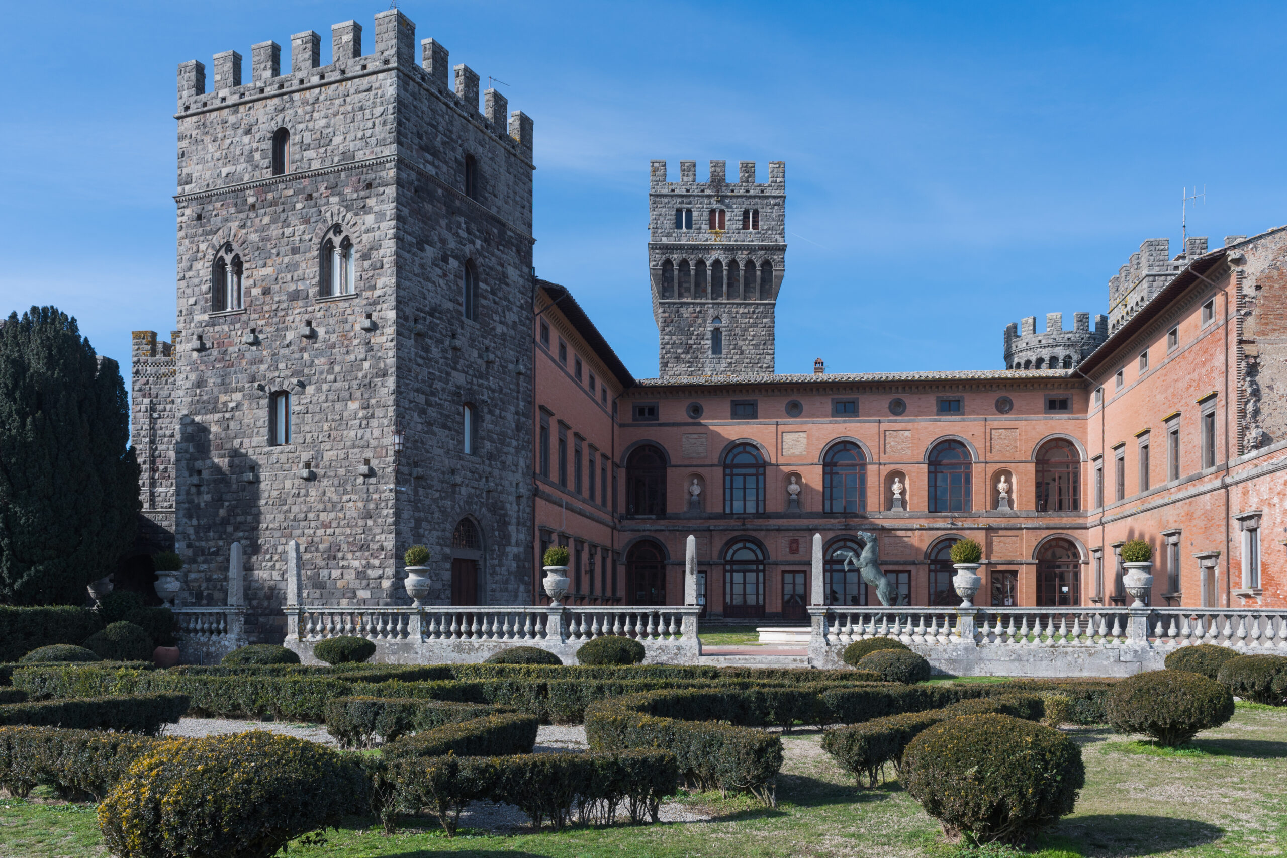 Acquapendente: Torre Alfina, giardino del castello