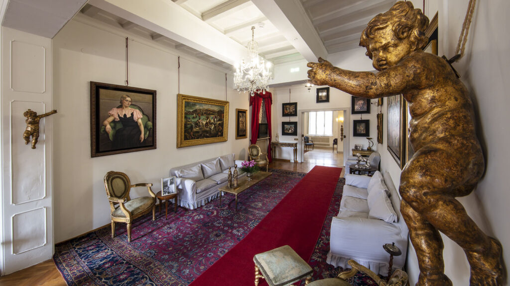 Il salone della Casa di De Chirico e la Collezione delle opere di De Chirico foto da www.fondazionedechirico.org