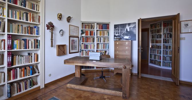 Lo studio con la scrivania e la macchina da scrivere di Moravia
