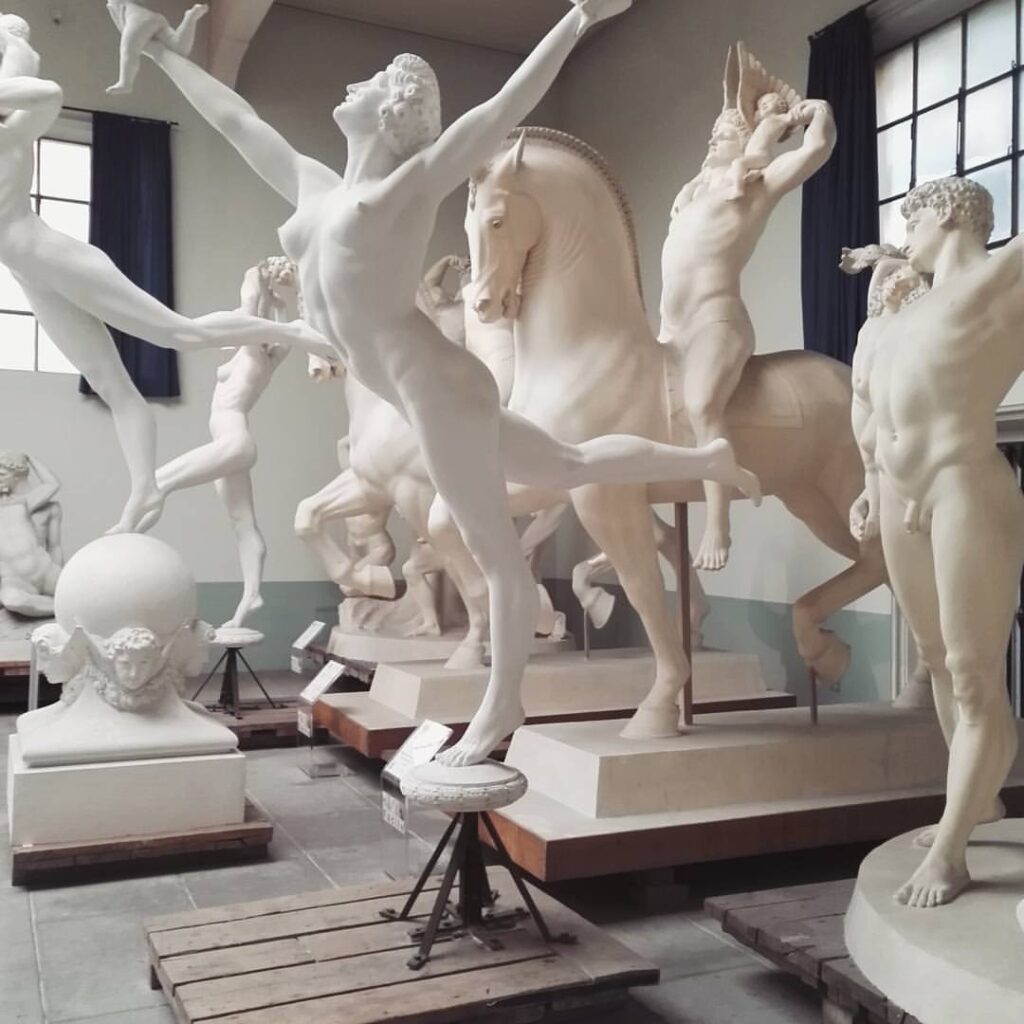 Le sculture monumentali in gesso, foto da Fecebook@MuseoHendrikChristianAndersen