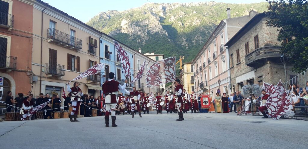 gli sbandieratori al Castaldato Interocrino ad Antrodoco - Facebook @castaldato