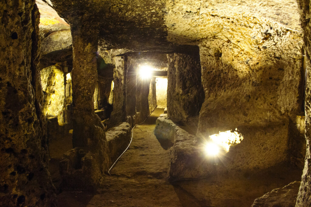 Interno di una necropoli etrusca