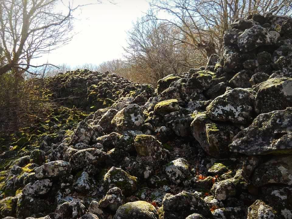 Mura difensive della città di Rofalco, foto da Facebook @RofalcoLamone