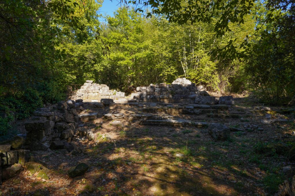 Ruderi del Duomo di San Savino nella vecchia città di Castro