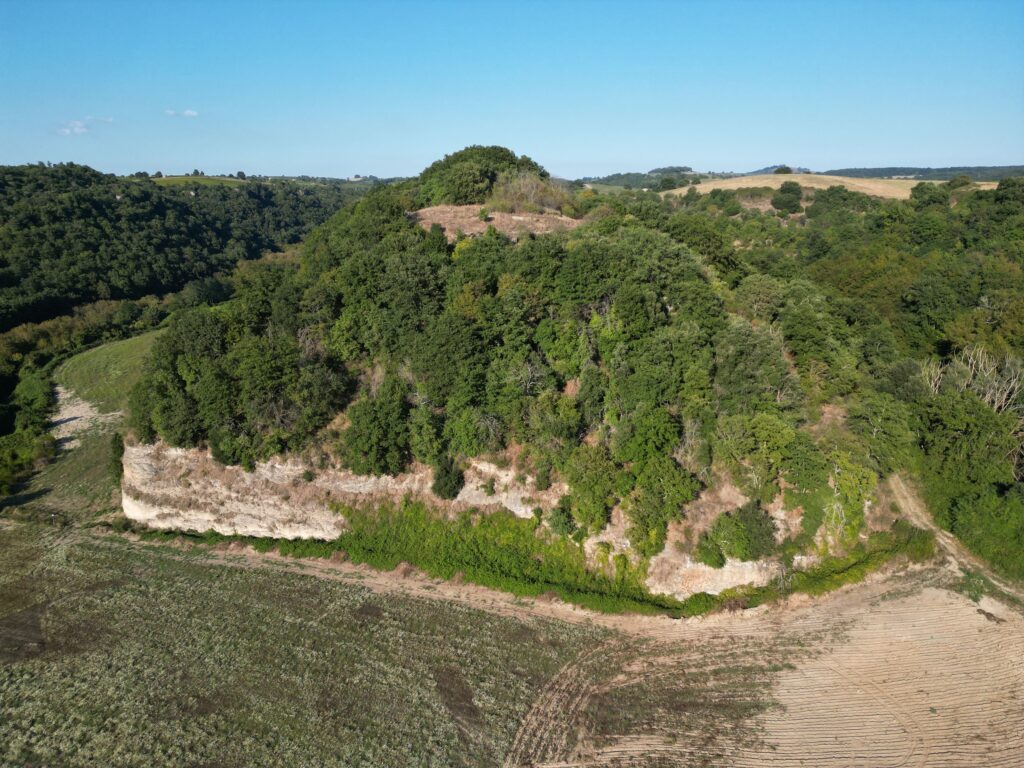 Rupe di Sorgenti della Nova, veduta dall'alto (foto archivio del centro studi Preistoria ed Archeologia)