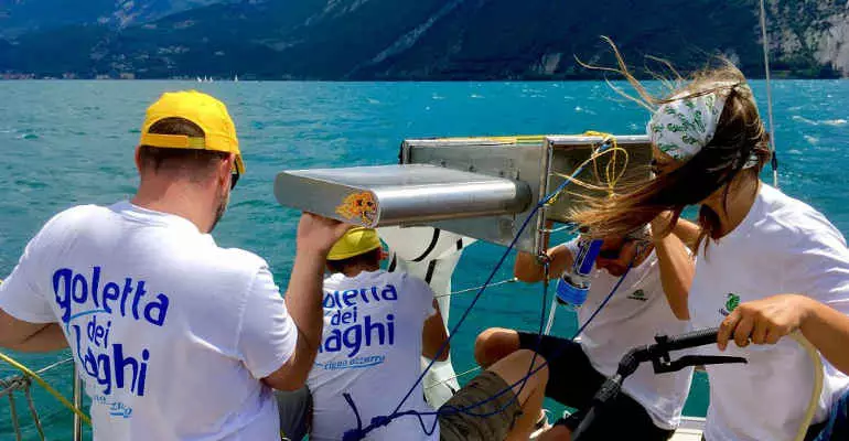 Goletta dei laghi durante un monitoraggio - foto da lagambiente.it