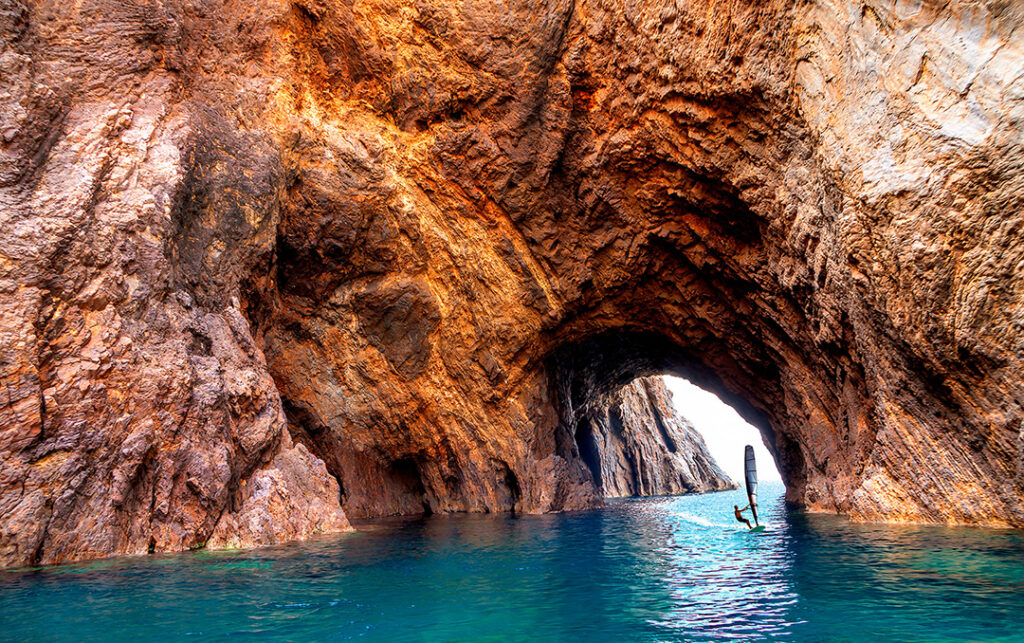 Windsurf sotto un arco di roccia