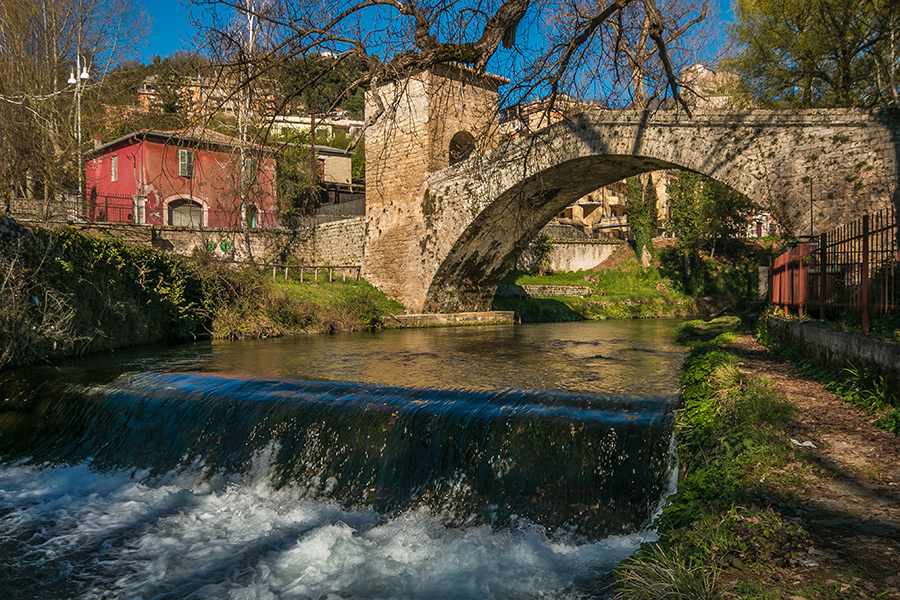 Il fiume Aniene scorre a Subiaco sotto al ponte medievale di San Francesco