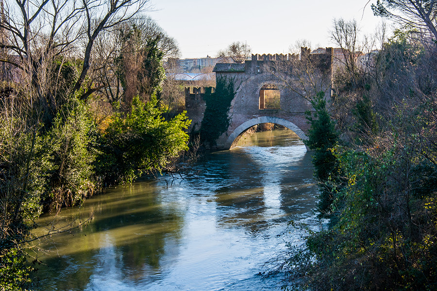 L'Aniene scorre sotto Ponte Nomentano (Ponte Tazio) a Roma 