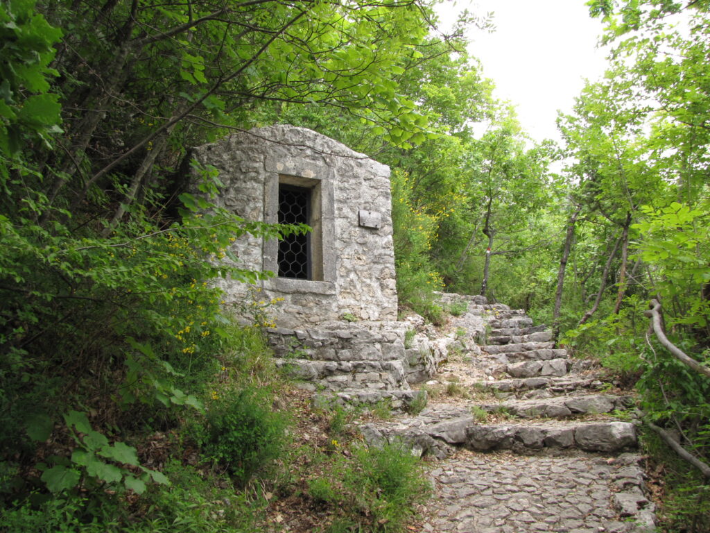 Una chiesetta lungo la salita che porta al Sacro Speco