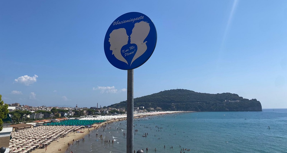 Il cartello con obbligo di baciarsi a via Fontania a Gaeta