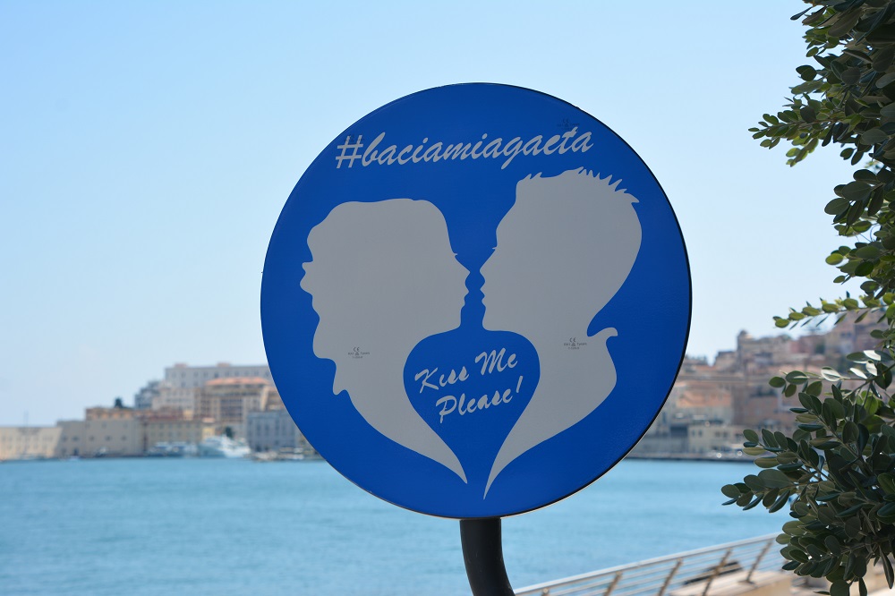 Il cartello blu Kiss me please a Gaeta